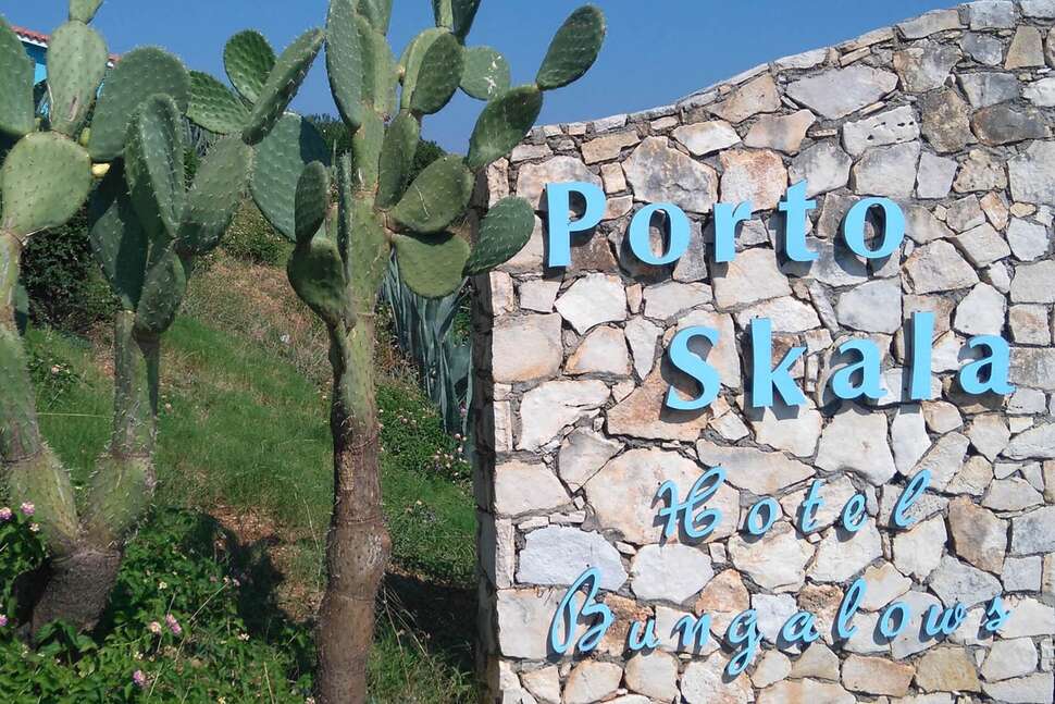 Een foto van de buitenkant van Porto Skala Hotel