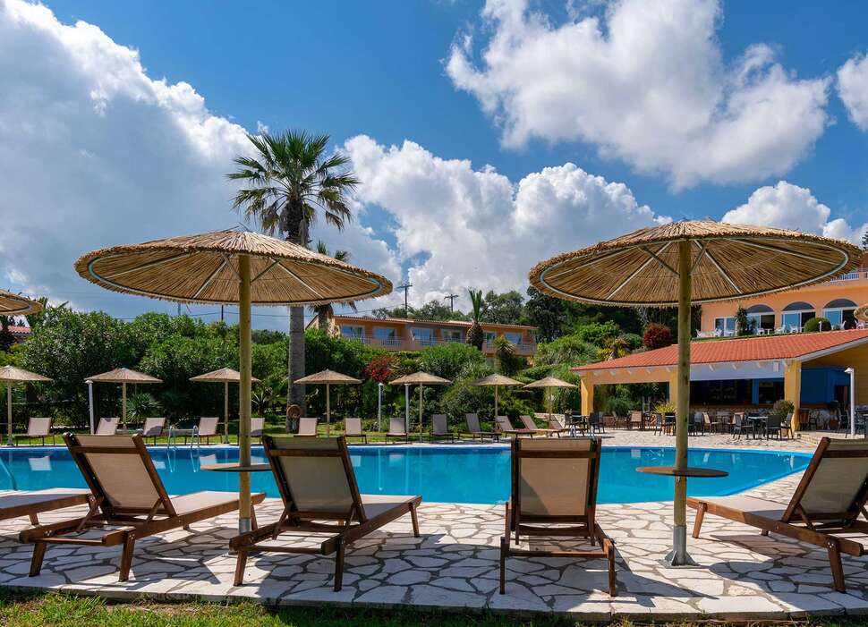 Ein Foto vom Pool im Hotel Ibiscus Corfu