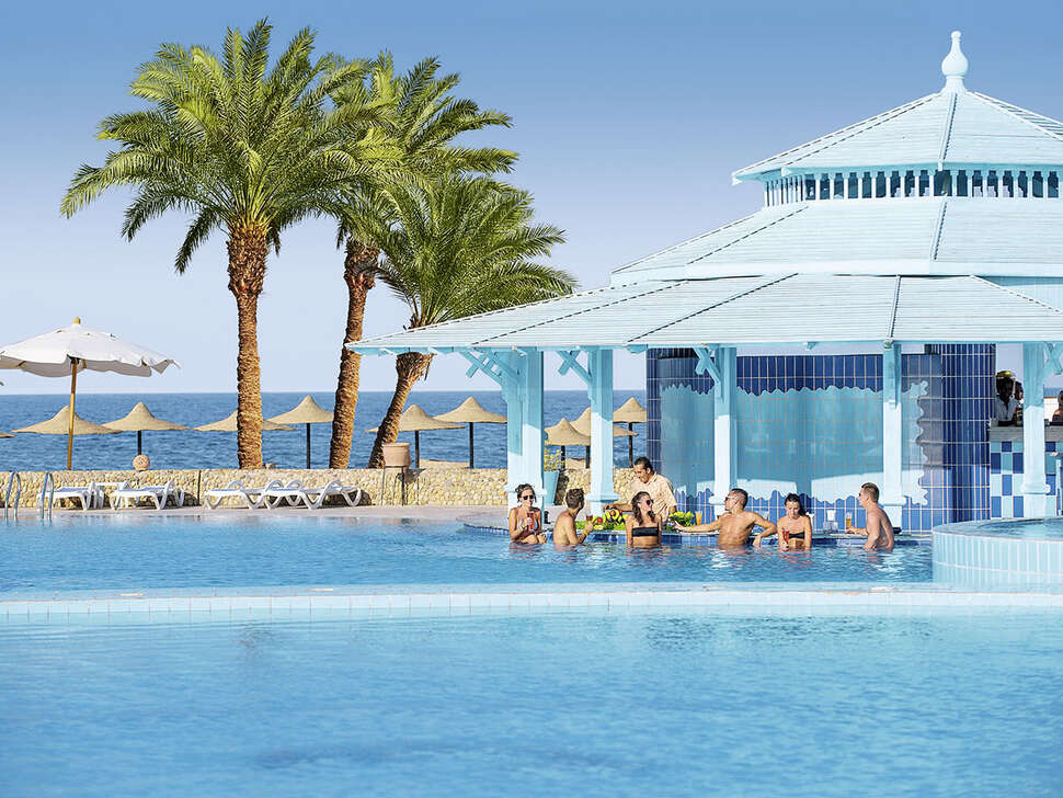 Een foto van het zwembad bij Concorde Moreen Beach Resort & Spa