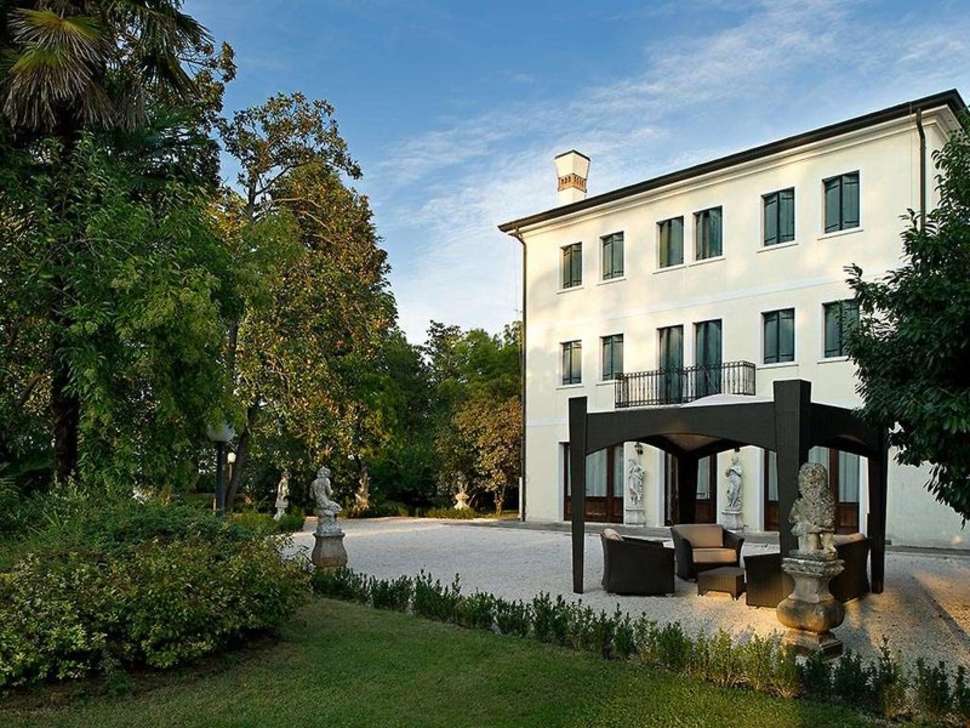 Een foto van de buitenkant van Villa Pace Park Hotel Bolognese