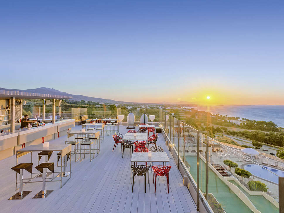 Een foto van het terras bij Kipriotis Panorama Hotel & Suites