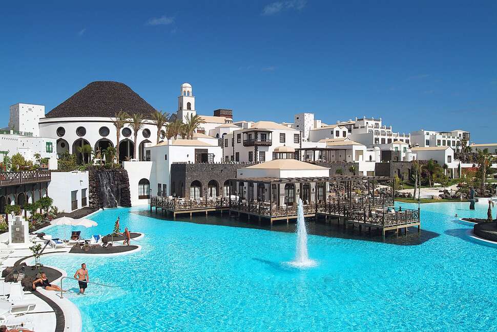 Een foto van het zwembad bij Hotel Livvo Volcan Lanzarote