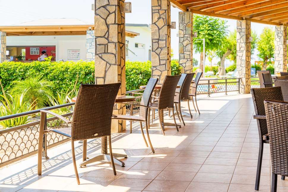 Een foto van het terras bij Hotel Relax