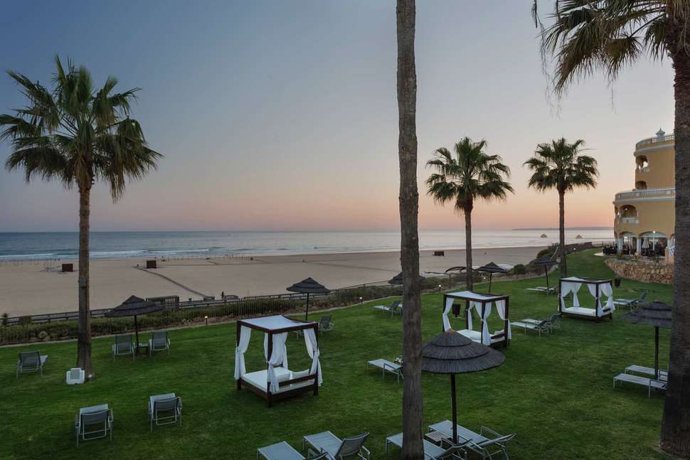 Een foto van het terras bij AP Oriental Beach