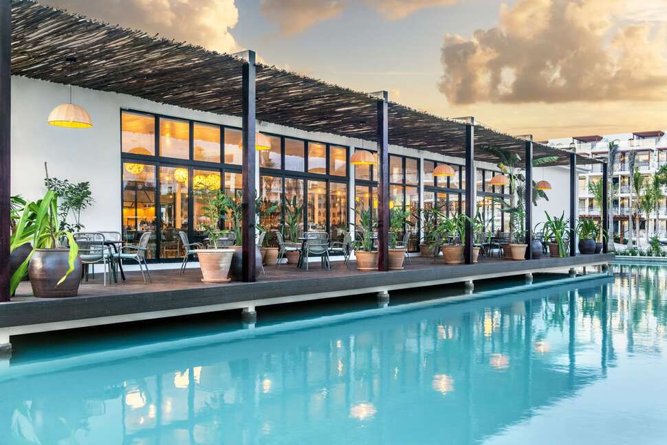 Een foto van het zwembad bij Ocean Riviera Paradise El Beso Adults Only