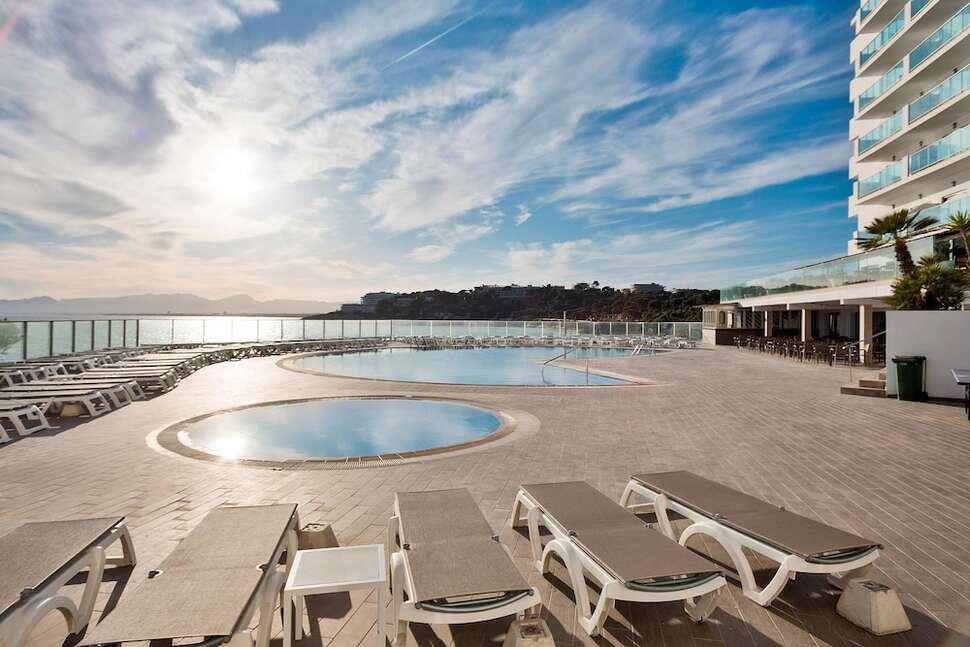 Een foto van het zwembad bij Hotel Best Negresco