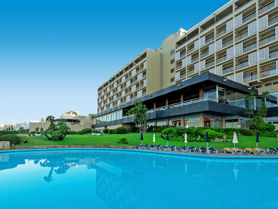 Een foto van het zwembad bij Algarve Casino Hotel