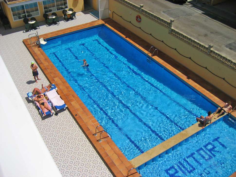 Ein Foto vom Pool im Hotel Riutort
