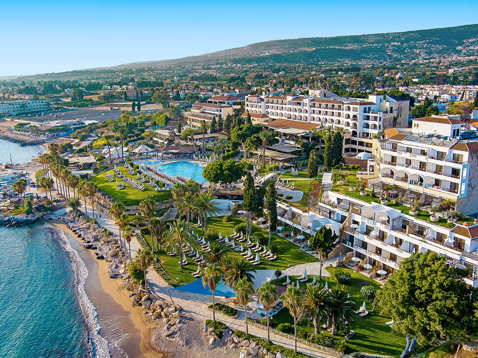 Ein Foto von der Außenansicht des Coral Beach Hotel & Resort
