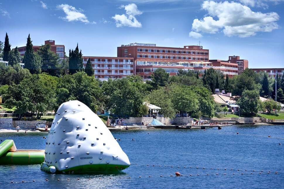 Ein Foto von der Außenansicht des Hotel Albatros Plava Laguna