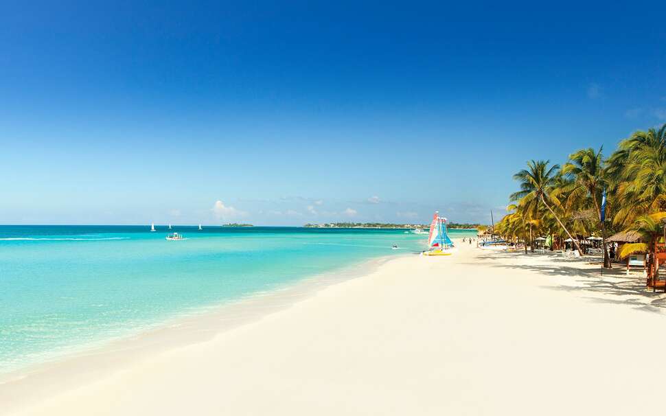 Een foto van het strand bij Hotel Couples Swept Away