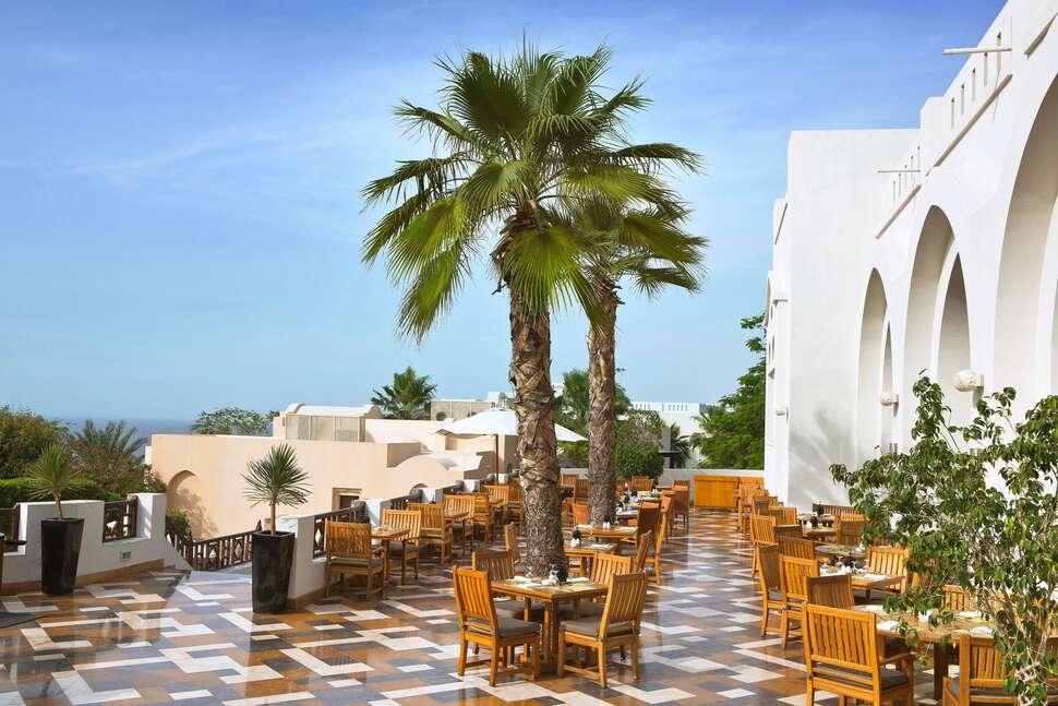 Ein Foto von der Terrasse im The Cove Rotana Resort