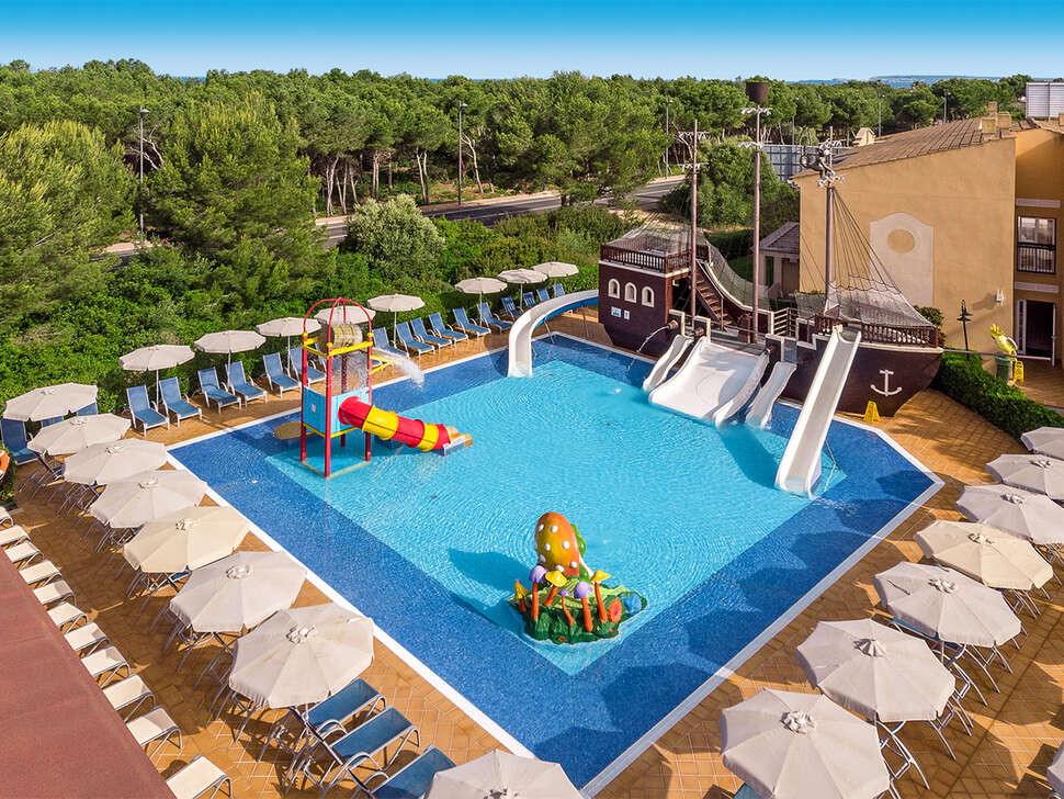 Een foto van het zwembad bij Hotel Zafiro Menorca