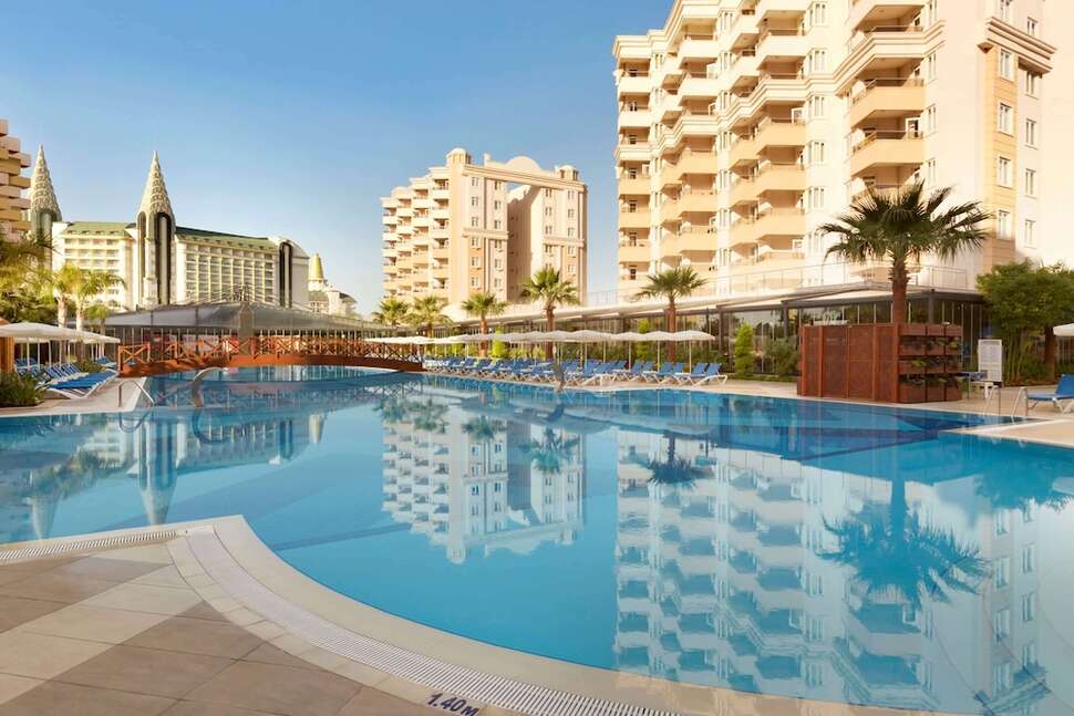 Een foto van het zwembad bij Ramada Resort by Wyndham Lara