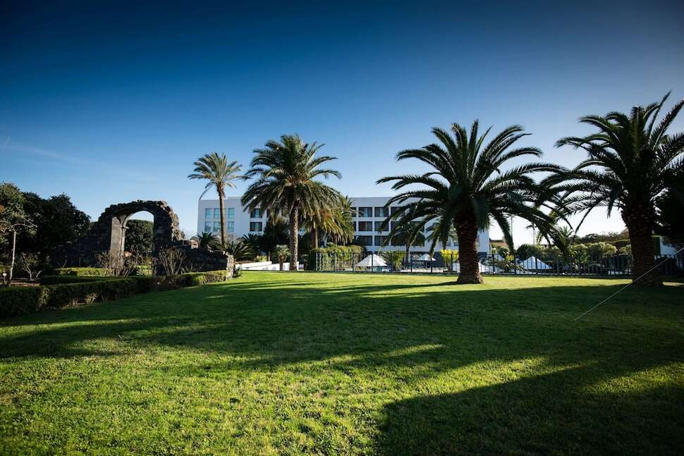 Een foto van de buitenkant van Azoris Royal Garden Hotel