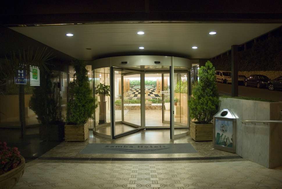 Een foto van de buitenkant van Hotel Samba
