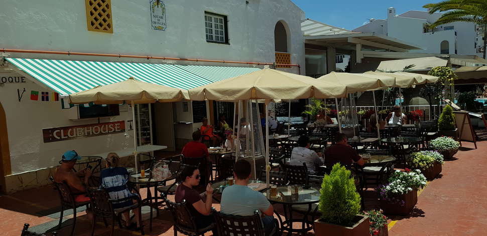 Een foto van het terras bij Pueblo Torviscas Appartementen
