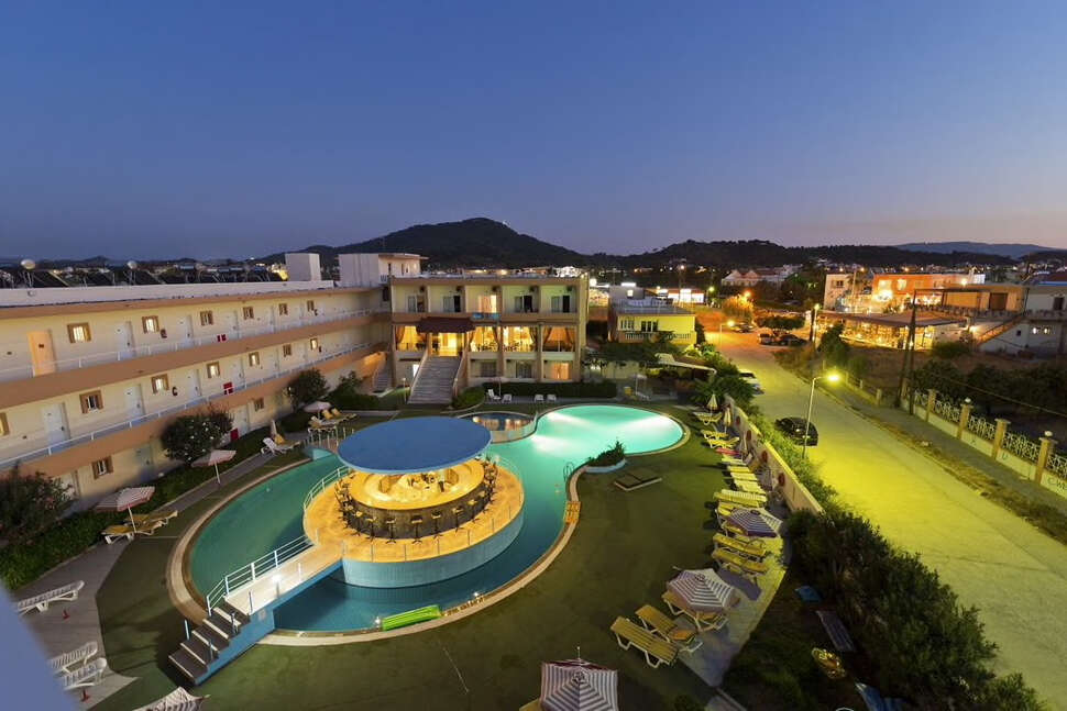 Een foto van het zwembad bij Bayside Hotel Katsaras