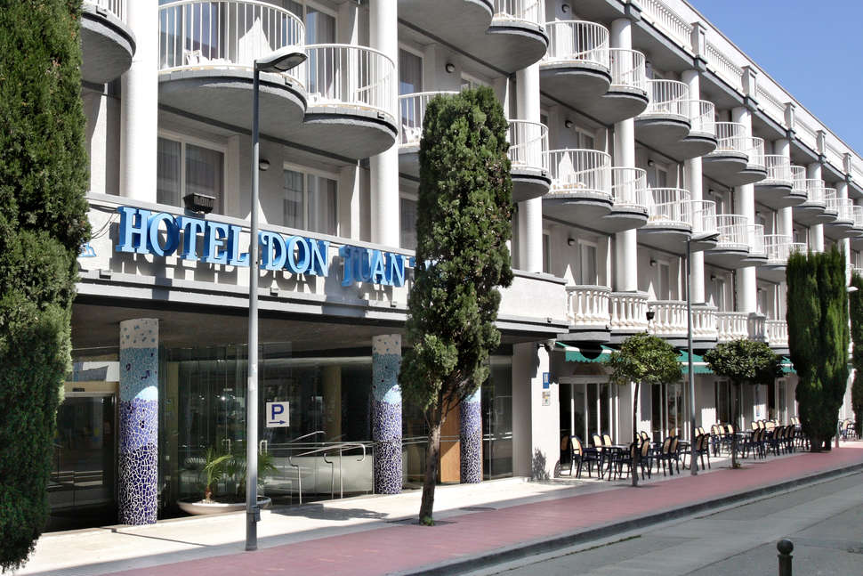 Een foto van de buitenkant van Hotel Don Juan Tossa