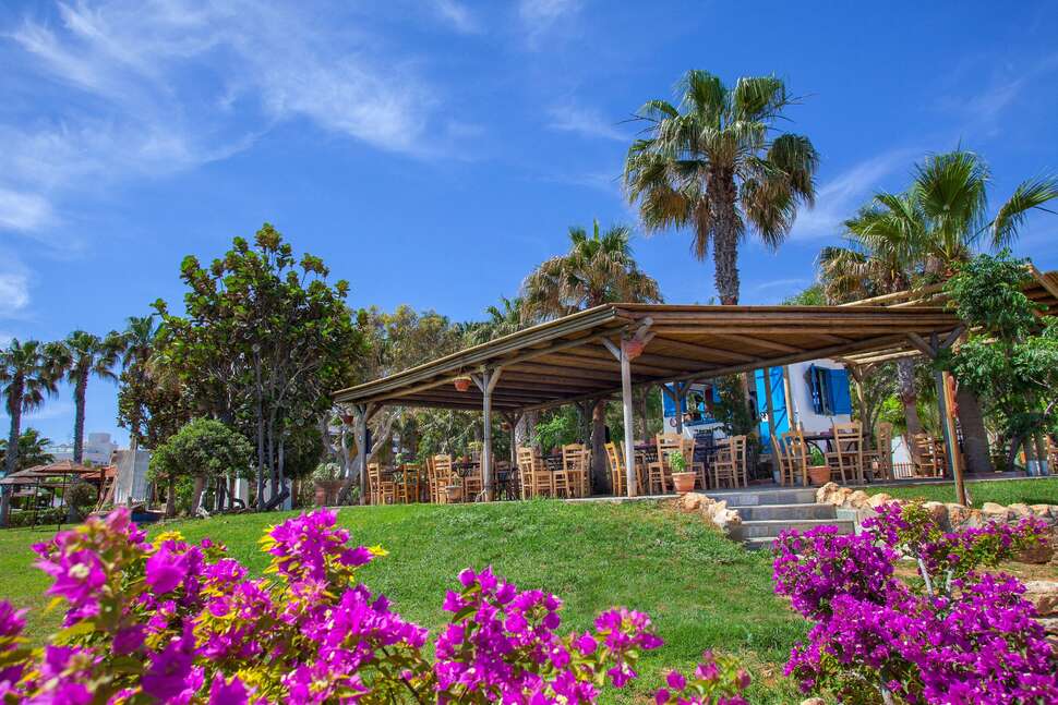 Een foto van het terras bij Cavo Maris Beach Hotel