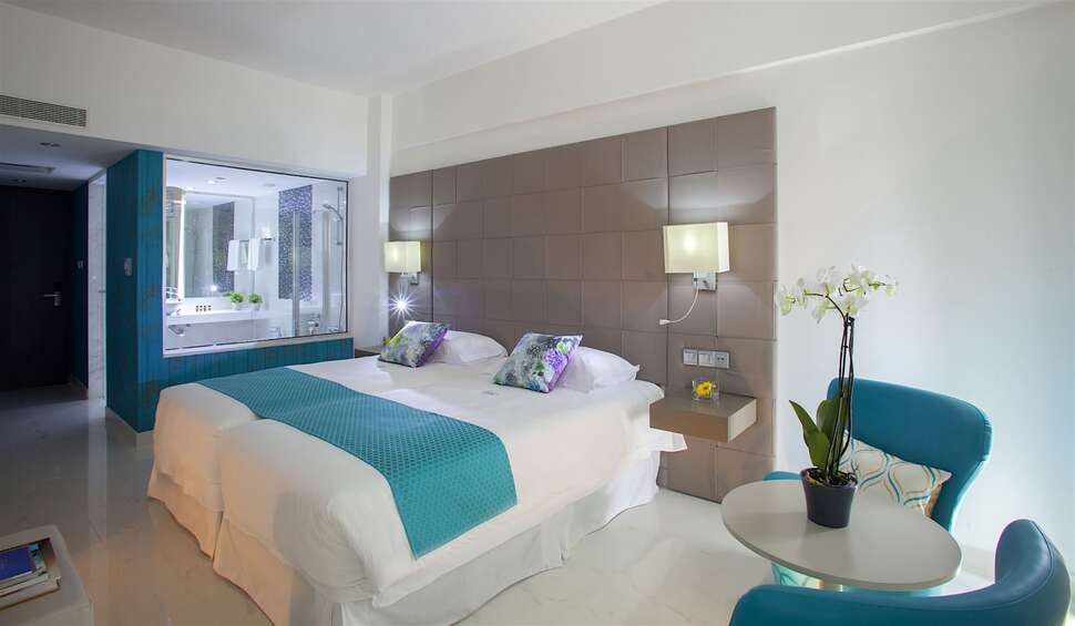 Ein Foto The King Evelthon Beach Hotel & Resort