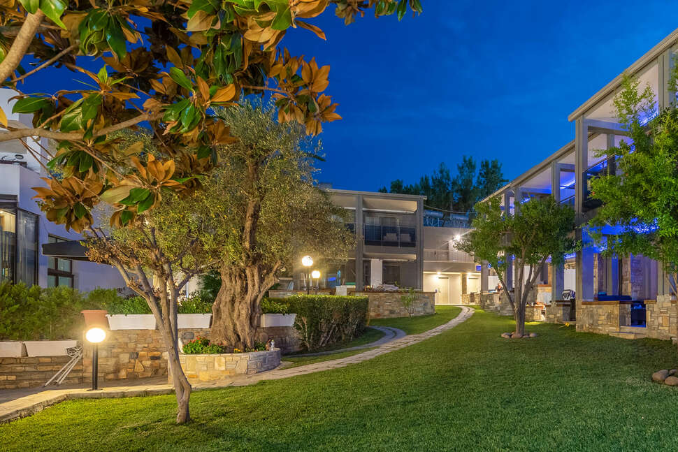 Een foto van de buitenkant van Dionysos Hotel & Studios