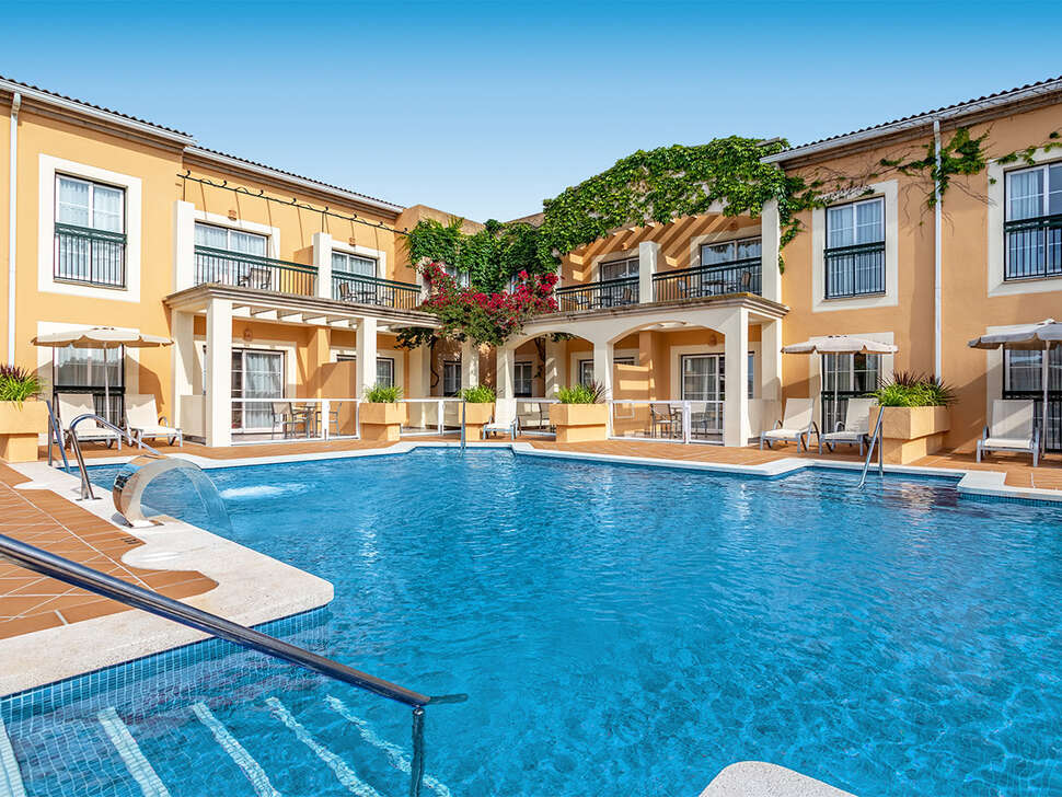 Een foto van het zwembad bij Hotel Zafiro Menorca