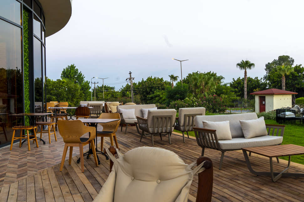 Een foto van het terras bij Side Square Hotel