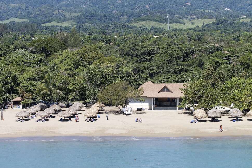Een foto van het strand bij BlueBay Villas Doradas
