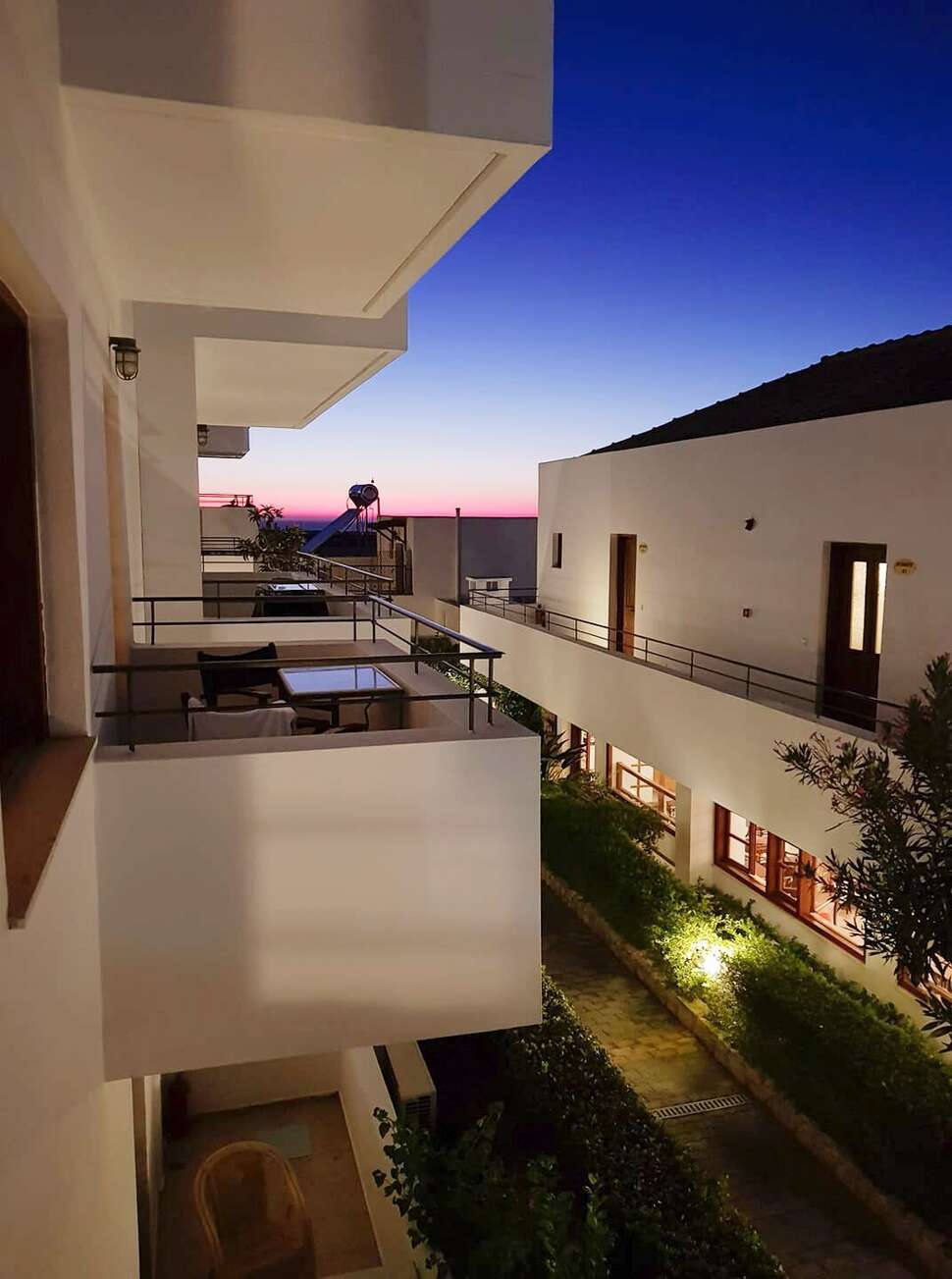 Een foto van de buitenkant van Amazones Village Suites