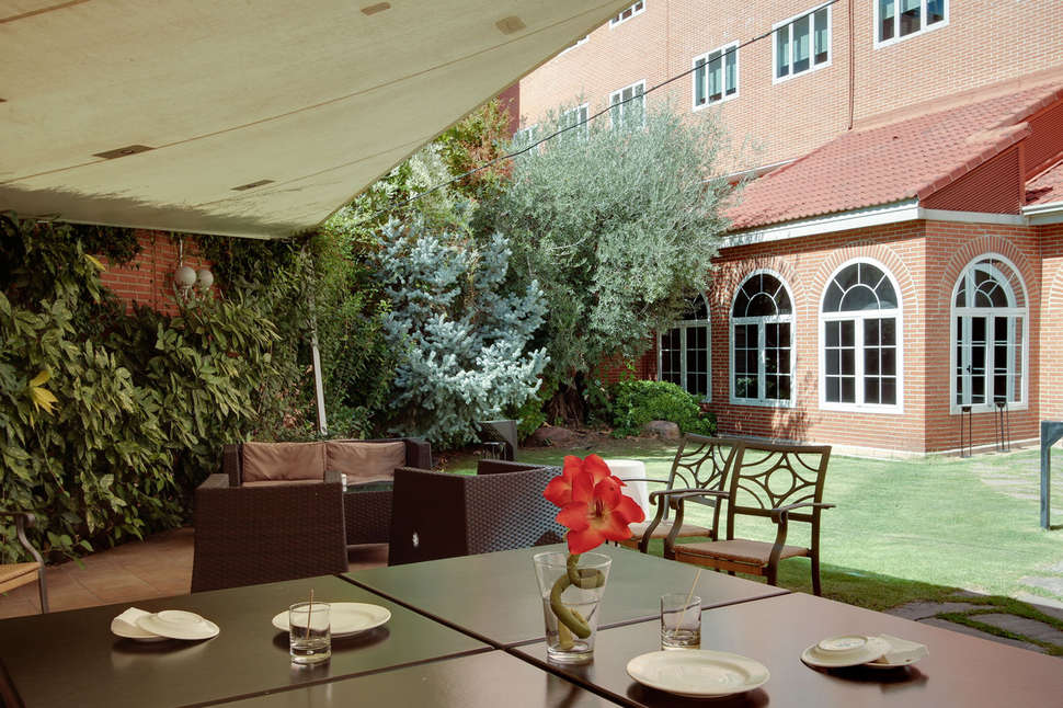 Ein Foto von der Terrasse im Rafaelhoteles Atocha