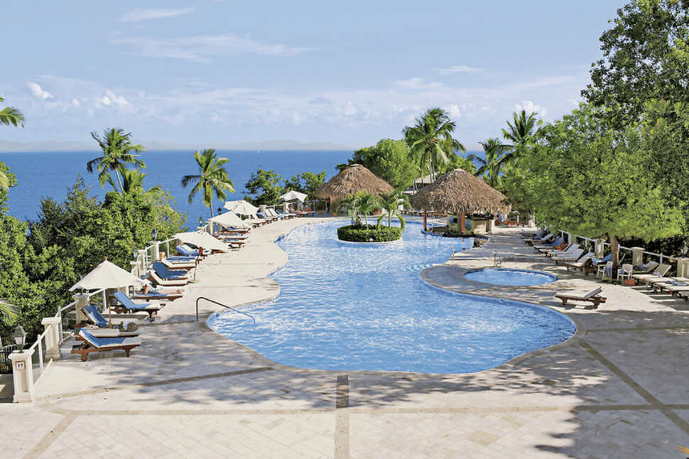 Een foto van het zwembad bij Grand Bahia Principe Cayacoa