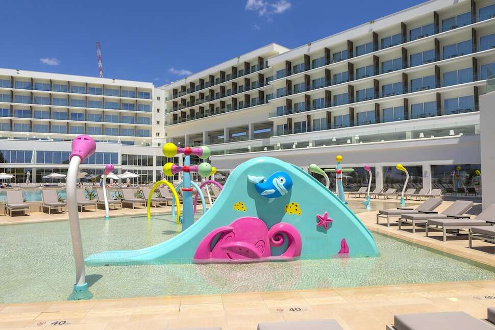 Een foto van het zwembad bij Chrysomare Beach Hotel & Resort