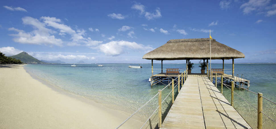 Een foto van het strand bij La Pirogue A Sun Resort