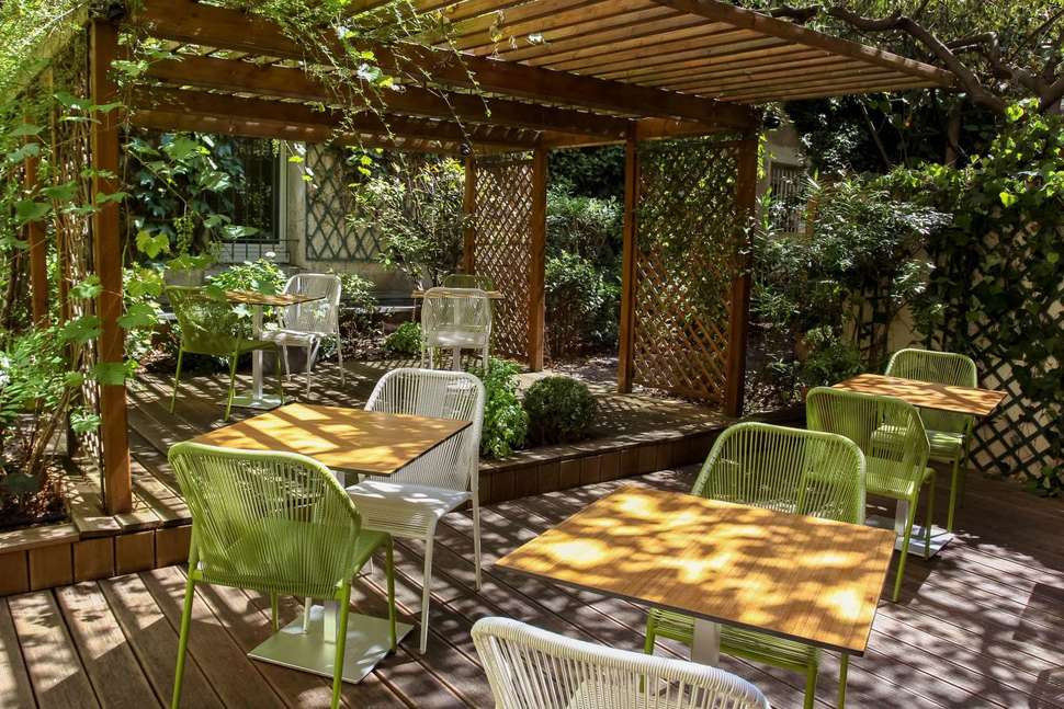 Een foto van het terras bij Hotel Paris Louis Blanc