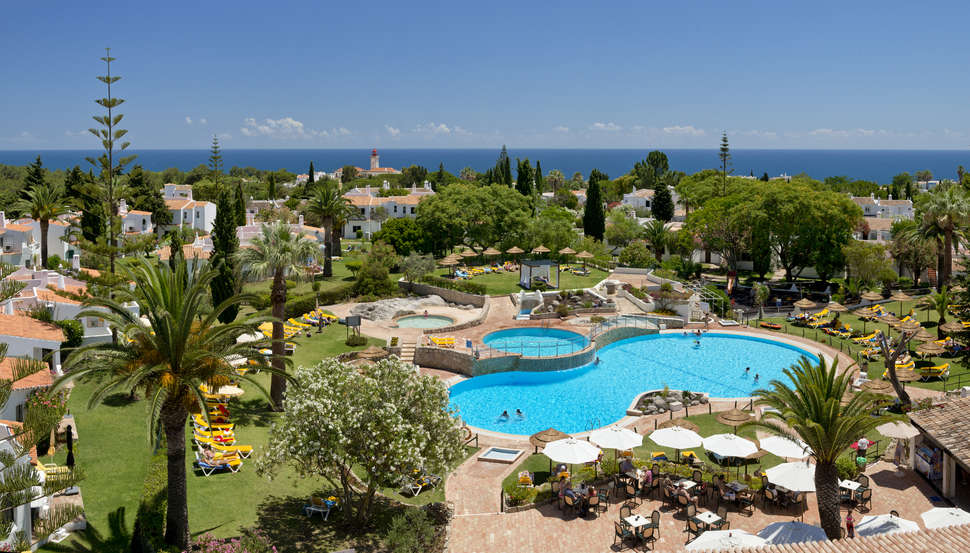Ein Foto vom Pool im Rocha Brava Resort