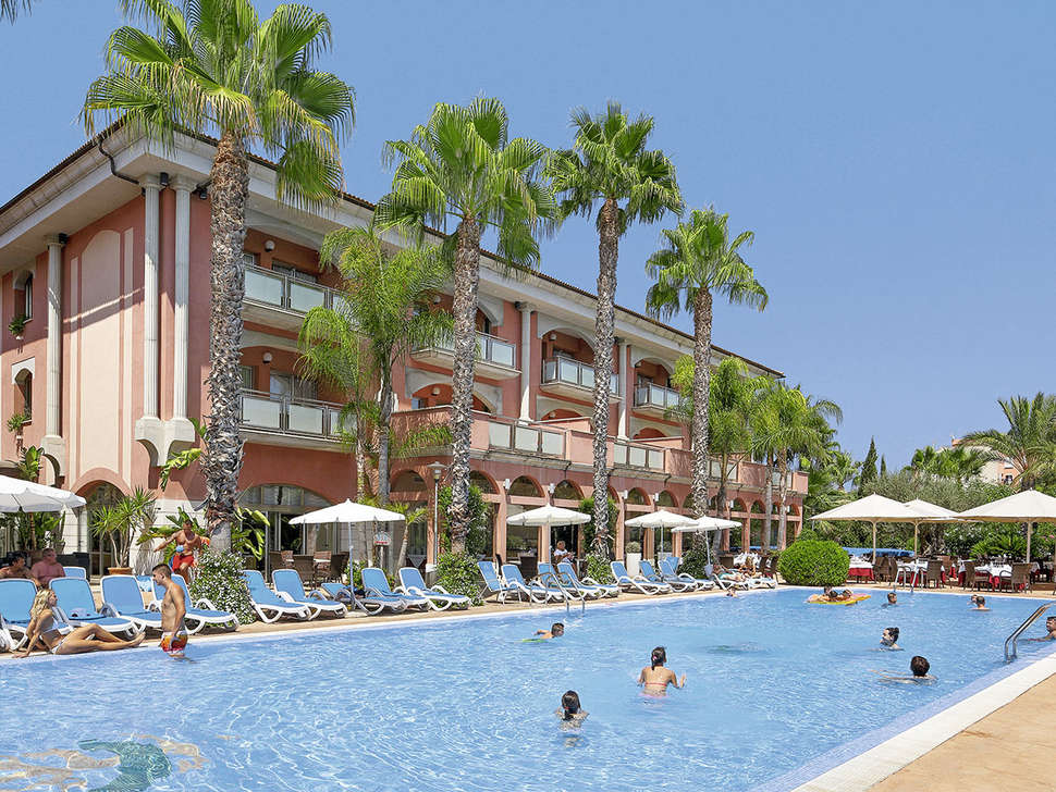 Een foto van het zwembad bij Allsun Hotel Estrella & Coral de Mar