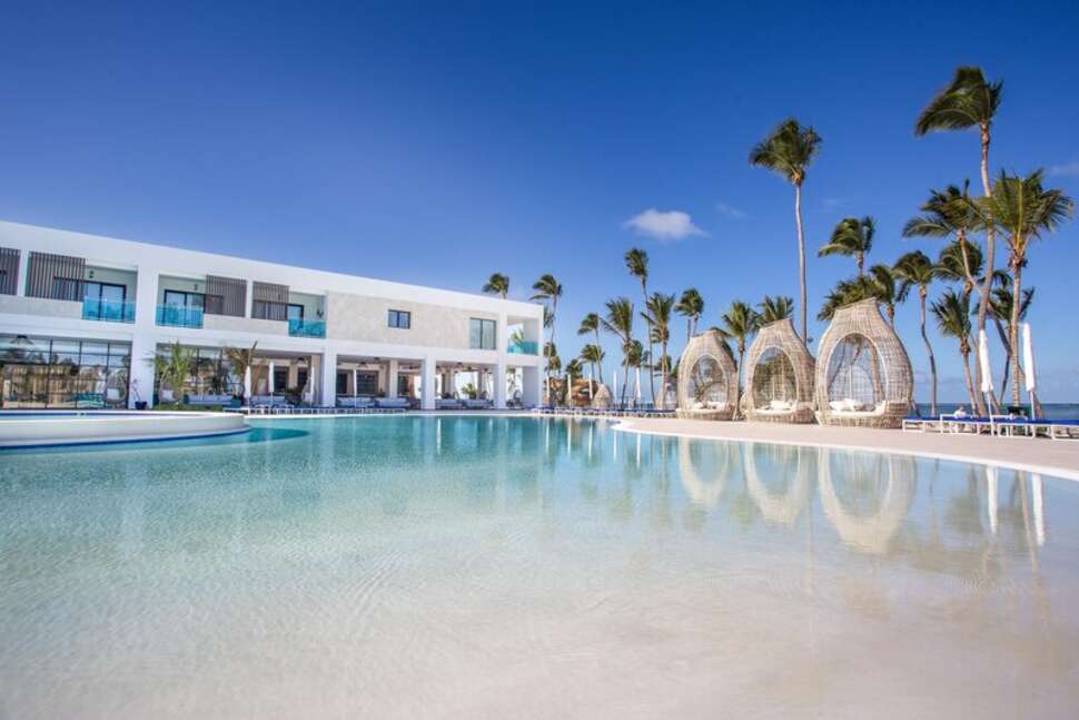 Een foto van het zwembad bij Serenade Punta Cana