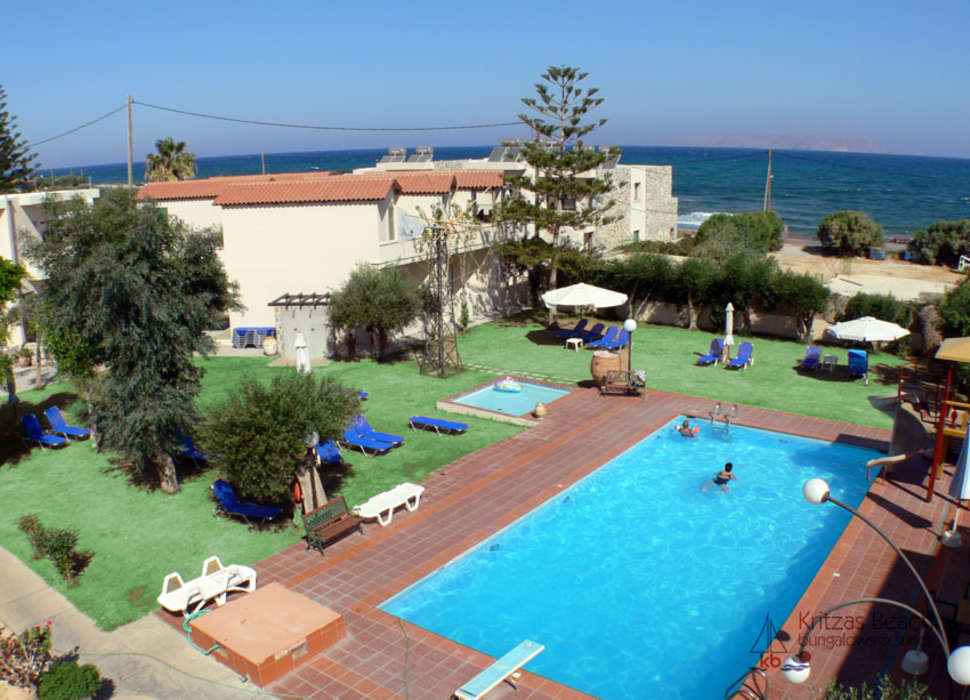 Een foto van het zwembad bij Creteco Hotel & Suites