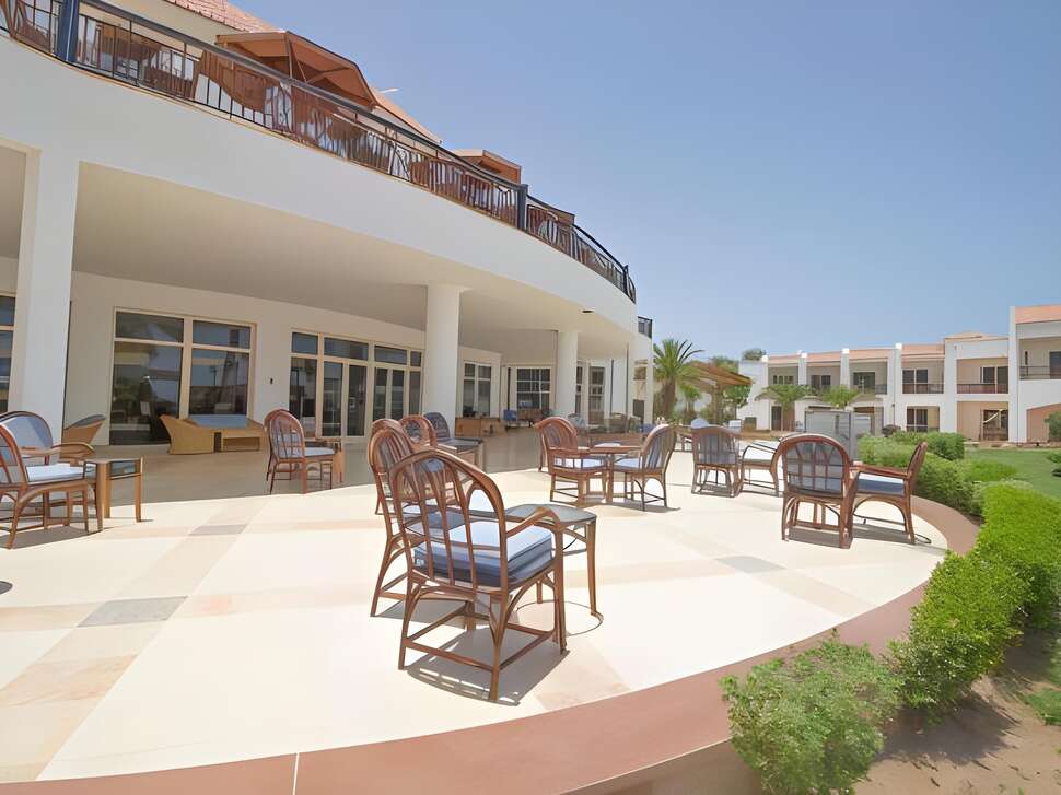 Een foto van het terras bij Sunrise Alma Bay Resort