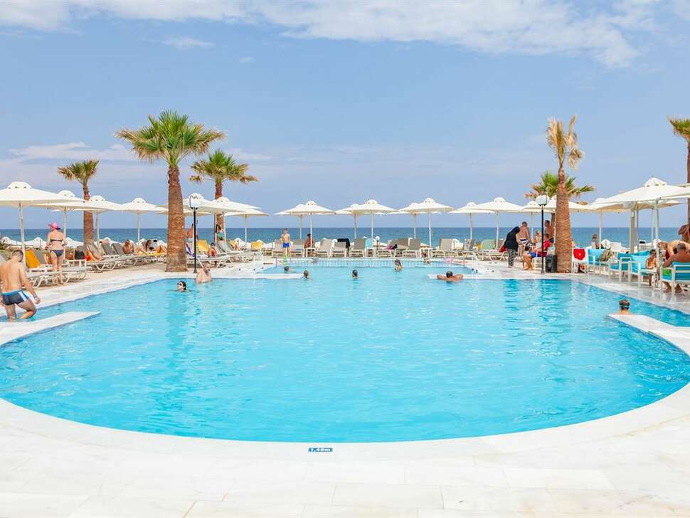 Een foto van het zwembad bij Harmony Rethymno Beach Hotel