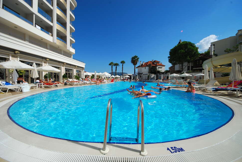 Ein Foto vom Pool im Hotel Golden Rock Beach