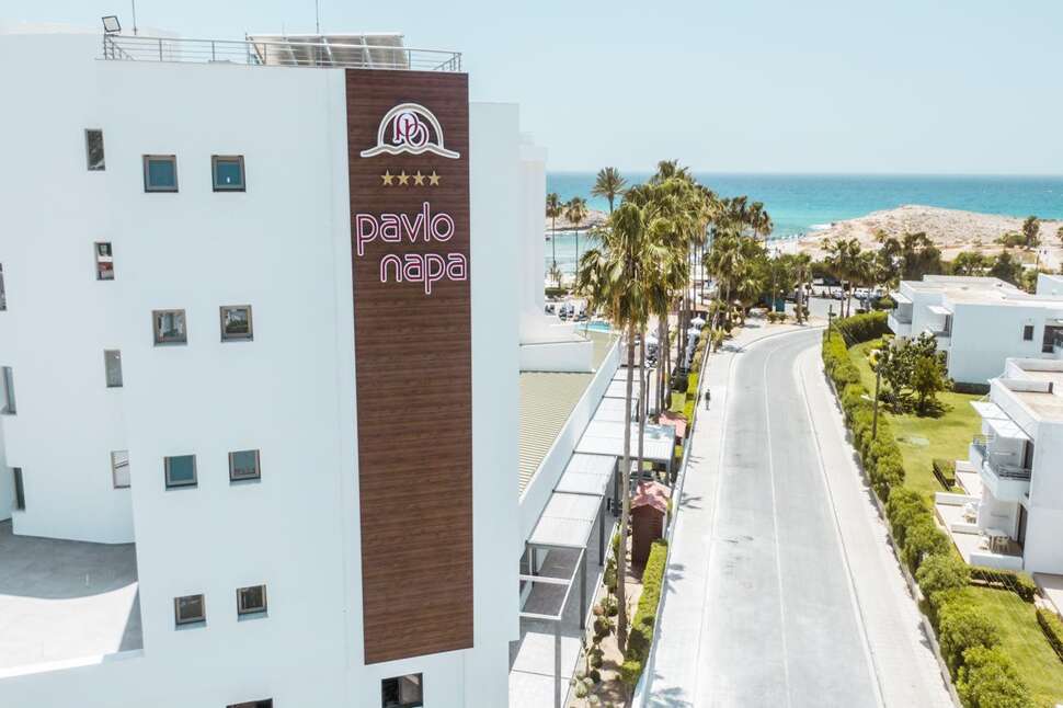 Ein Foto von der Außenansicht des Pavlo Napa Beach Hotel