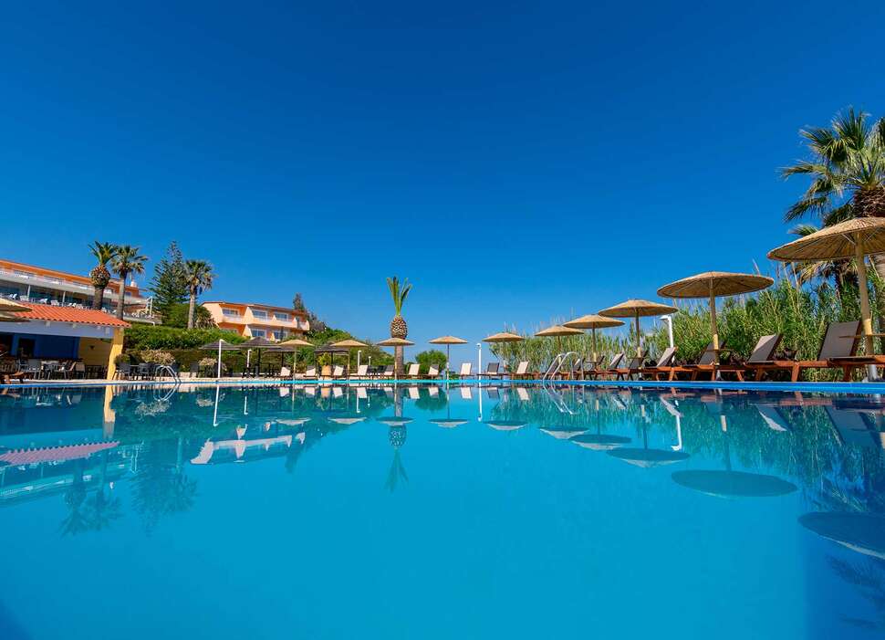 Ein Foto vom Pool im Hotel Ibiscus Corfu