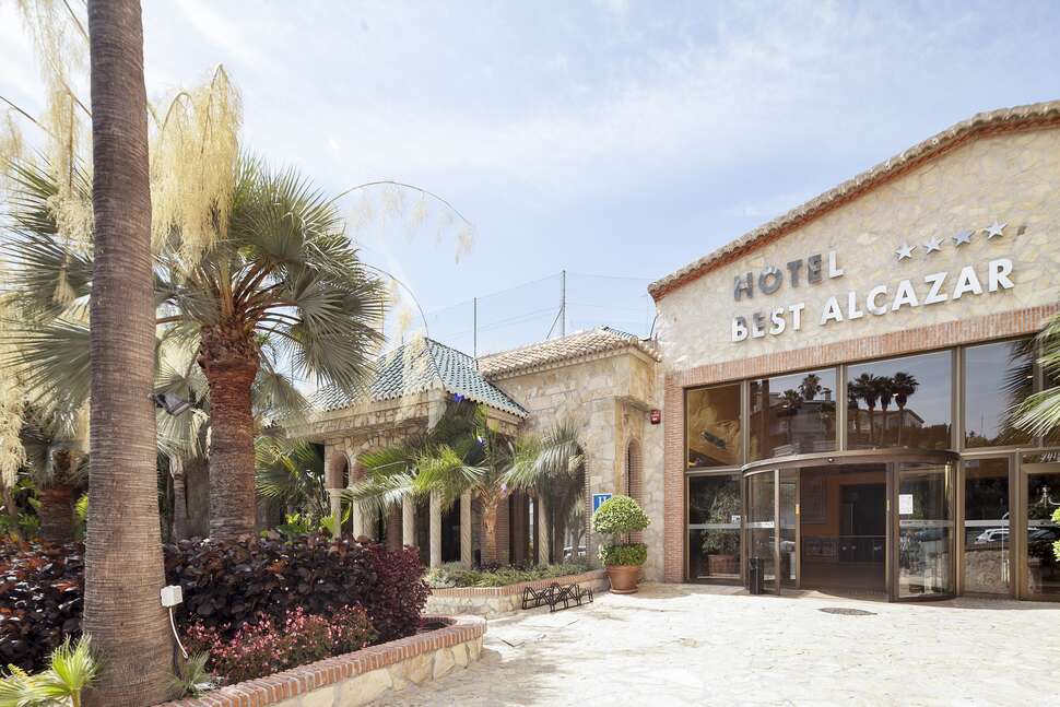 Een foto van de buitenkant van Aparthotel Best Alcazar