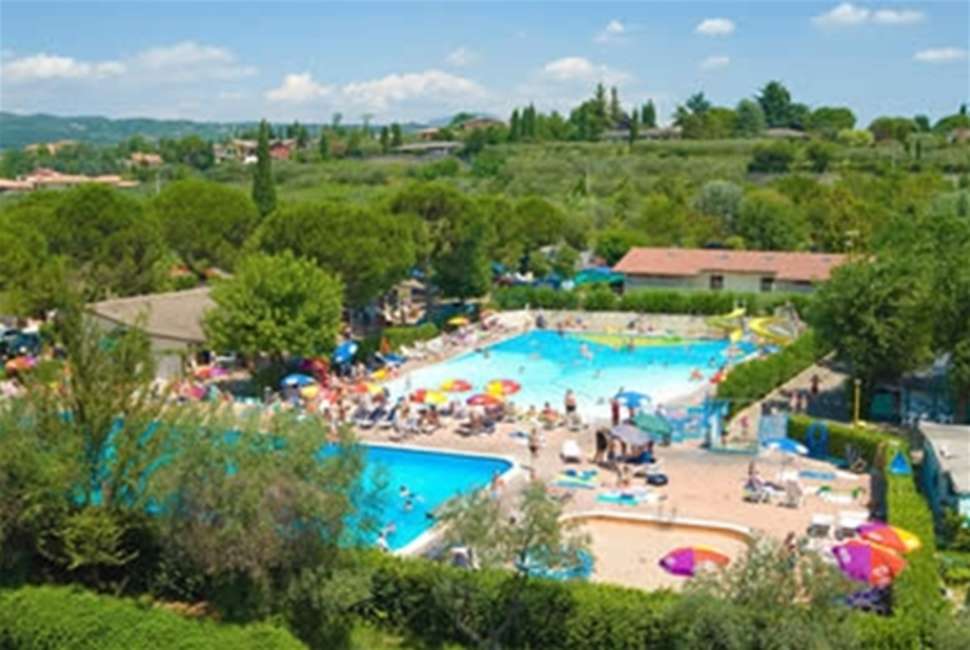 Een foto van het zwembad bij Camping Cisano & San Vito