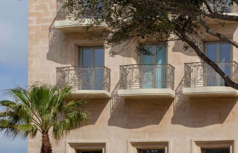 Een foto van de buitenkant van The Phoenicia Malta