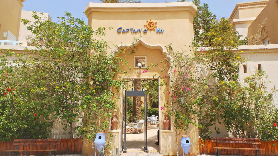Ein Foto von der Außenansicht des Captain's Inn Hotel