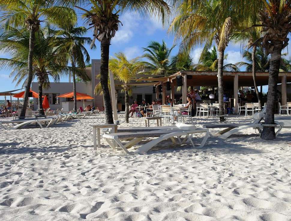 Een foto van het strand bij Eden Beach Resort