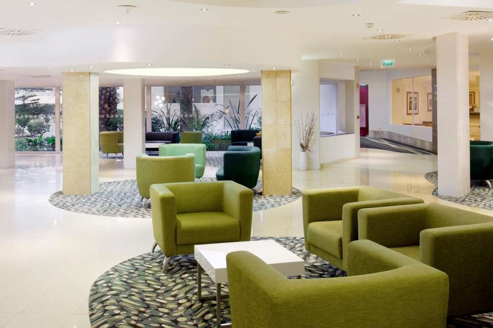 Een foto van het interieur van Holiday Inn Algarve Armacao de Pera